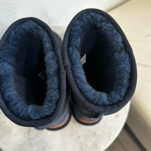 UGG CLASSIC SHORT II NAVY SHEARLING WATER RESISTANT BOOTS SIZE 8 - Picture 8 of 14